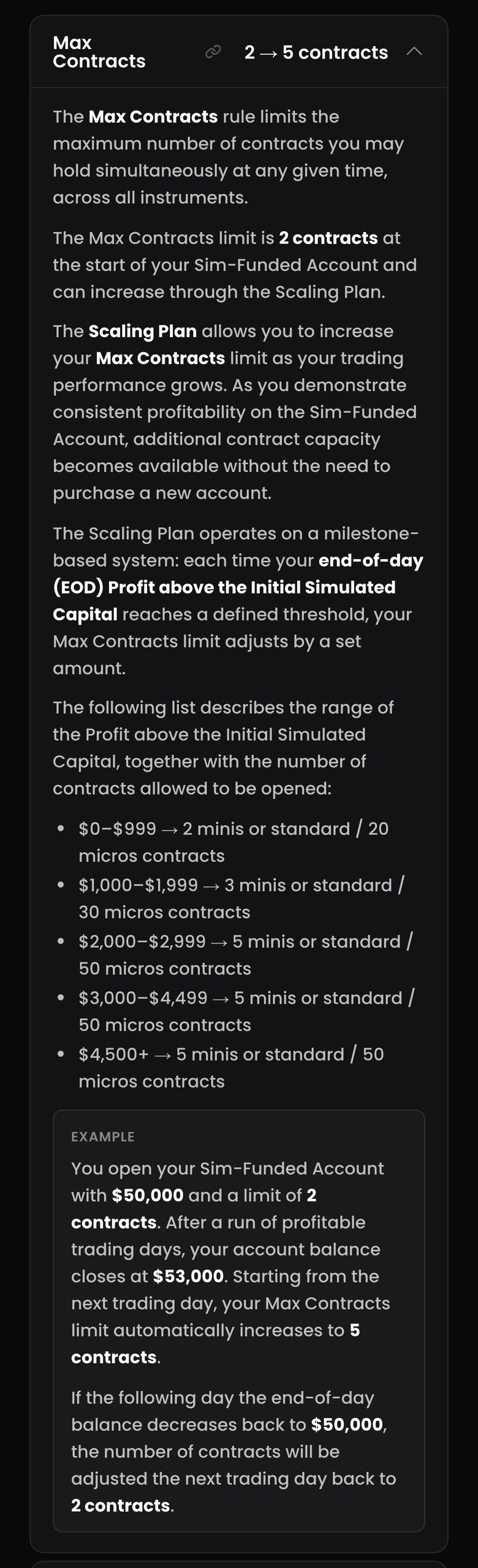FTMO公式サイトのFutures Trading Objectives & RulesにあるMax Contractsの説明（スマホ表示・Growth $50,000のSim-Funded口座）。最初の上限は2枚で、Scaling Planで増える。初期資金を超えた日末の利益が$0〜$999は2枚、$1,000〜$1,999は3枚、$2,000以上は5枚（マイクロは10倍の枚数）。残高が$53,000で終わると翌取引日から5枚になり、$50,000に戻ると2枚に戻る、と書かれている