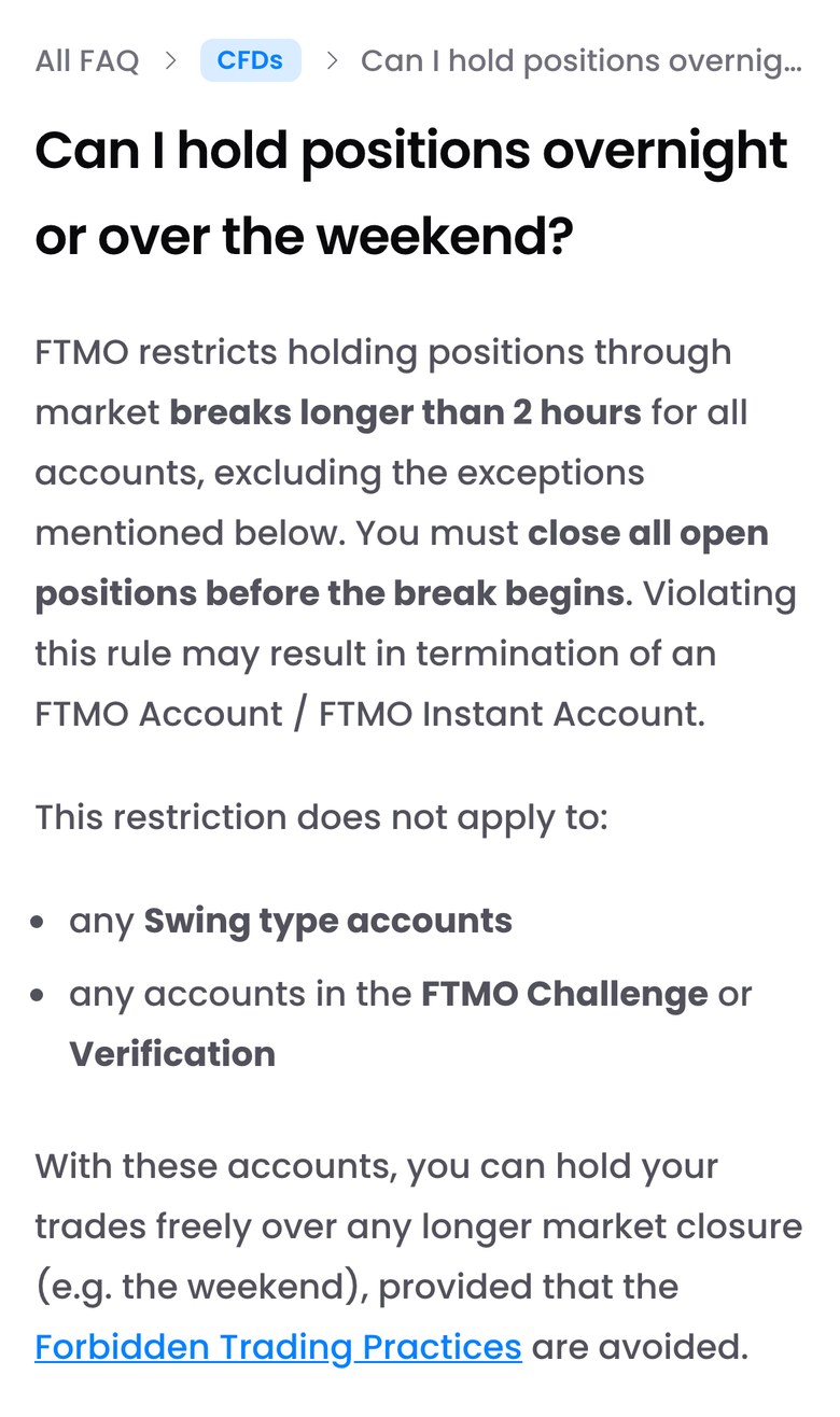 FTMO公式FAQ「Can I hold positions overnight or over the weekend?」（スマホ表示）。2時間を超える休場をまたぐポジションの保有を、例外を除くすべての口座で制限する。休場が始まる前に全ポジションを閉じること。違反するとFTMO AccountとFTMO Instant Accountは終了することがある。例外はSwingの口座と、FTMO Challenge・Verificationの口座